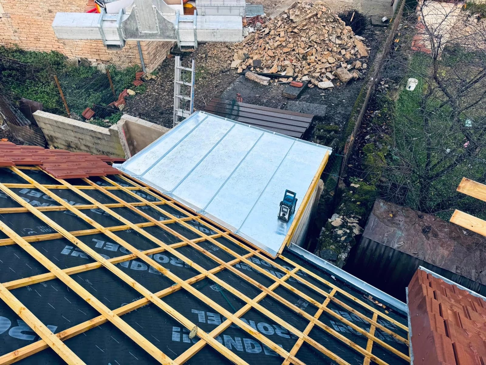 Charpente et couverture d’une construction neuve à Lantenay, par MS Couverture Zinguerie, vue 3 sur 6