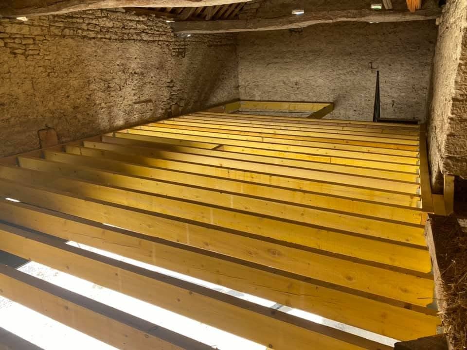 Nouveau plancher bois pour gagner de la hauteur, par MS Couverture Zinguerie, vue 5 sur 8