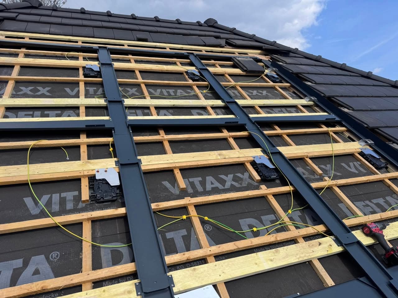 Panneaux photovoltaïques intégrés en toiture, par MS Couverture Zinguerie, vue 2 sur 4