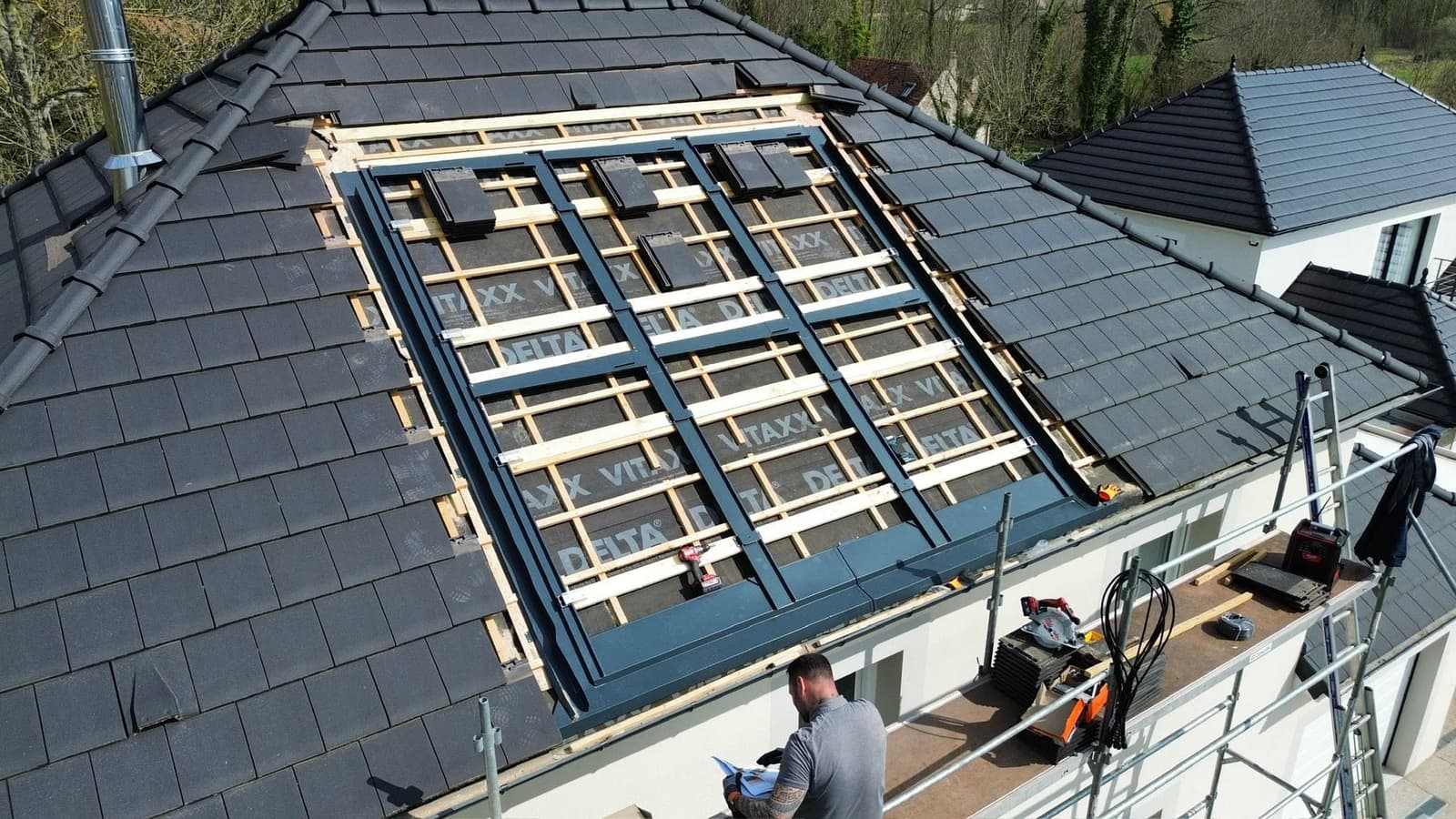 Panneaux photovoltaïques intégrés en toiture, par MS Couverture Zinguerie, vue 3 sur 4