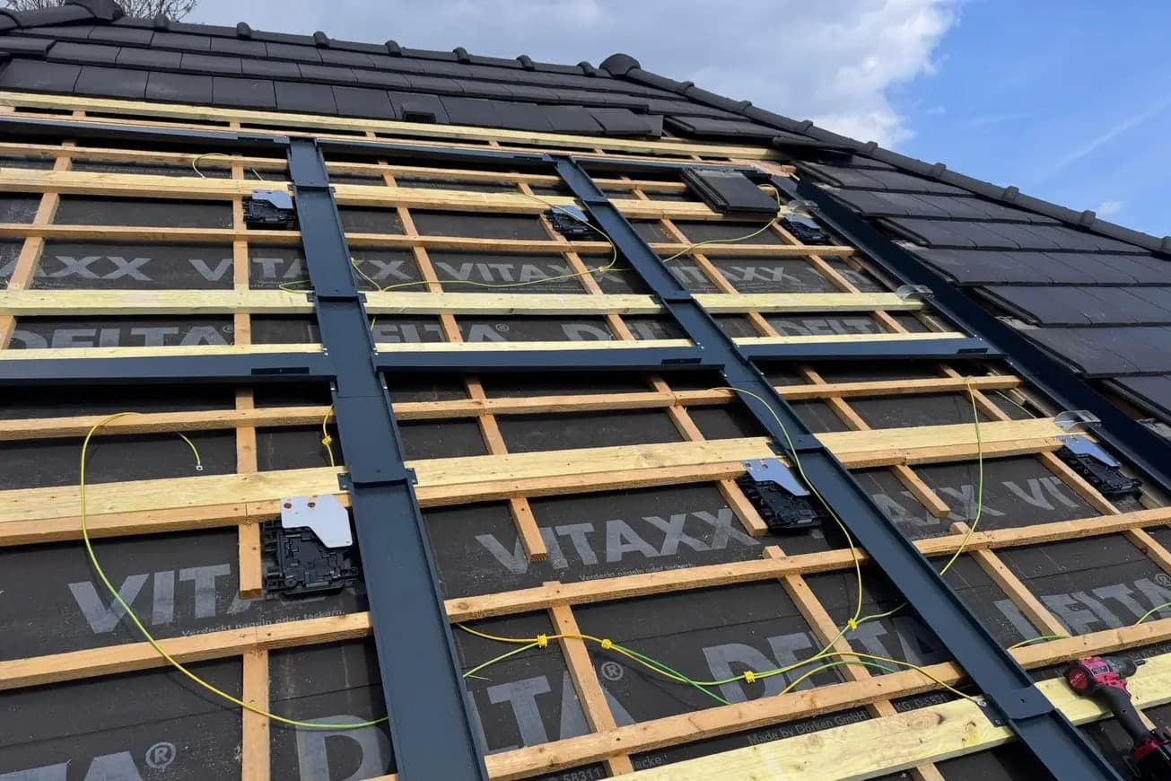 Panneaux photovoltaïques intégrés en toiture, par MS Couverture Zinguerie, vue 4 sur 4