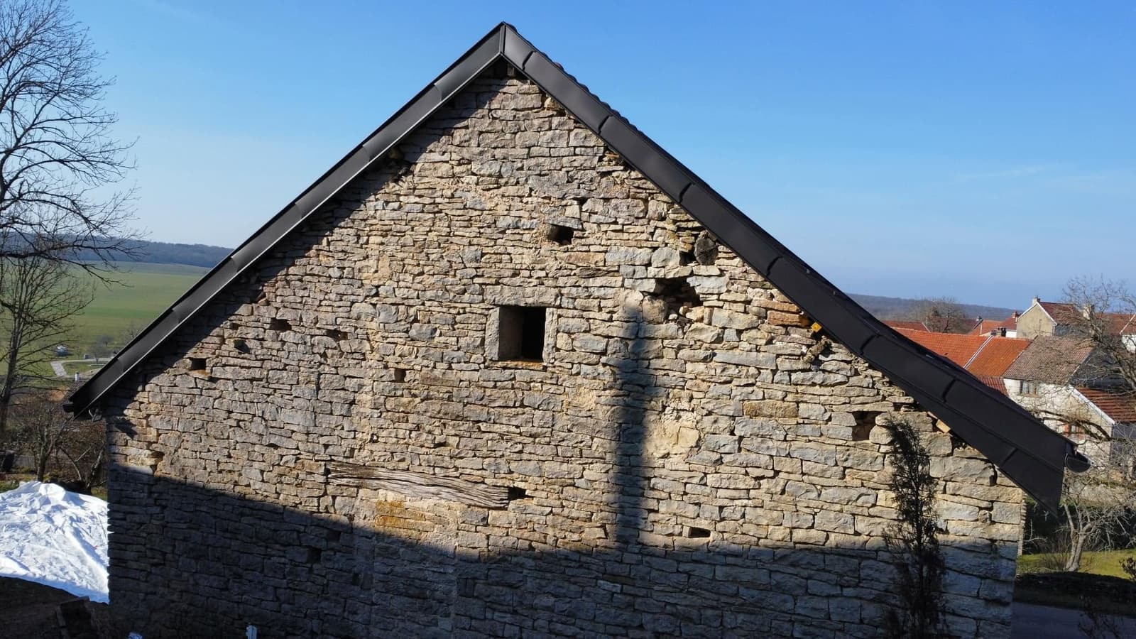 Réfection de toiture d’une maison et d’une grange à Pasques, par MS Couverture Zinguerie, vue 2 sur 9