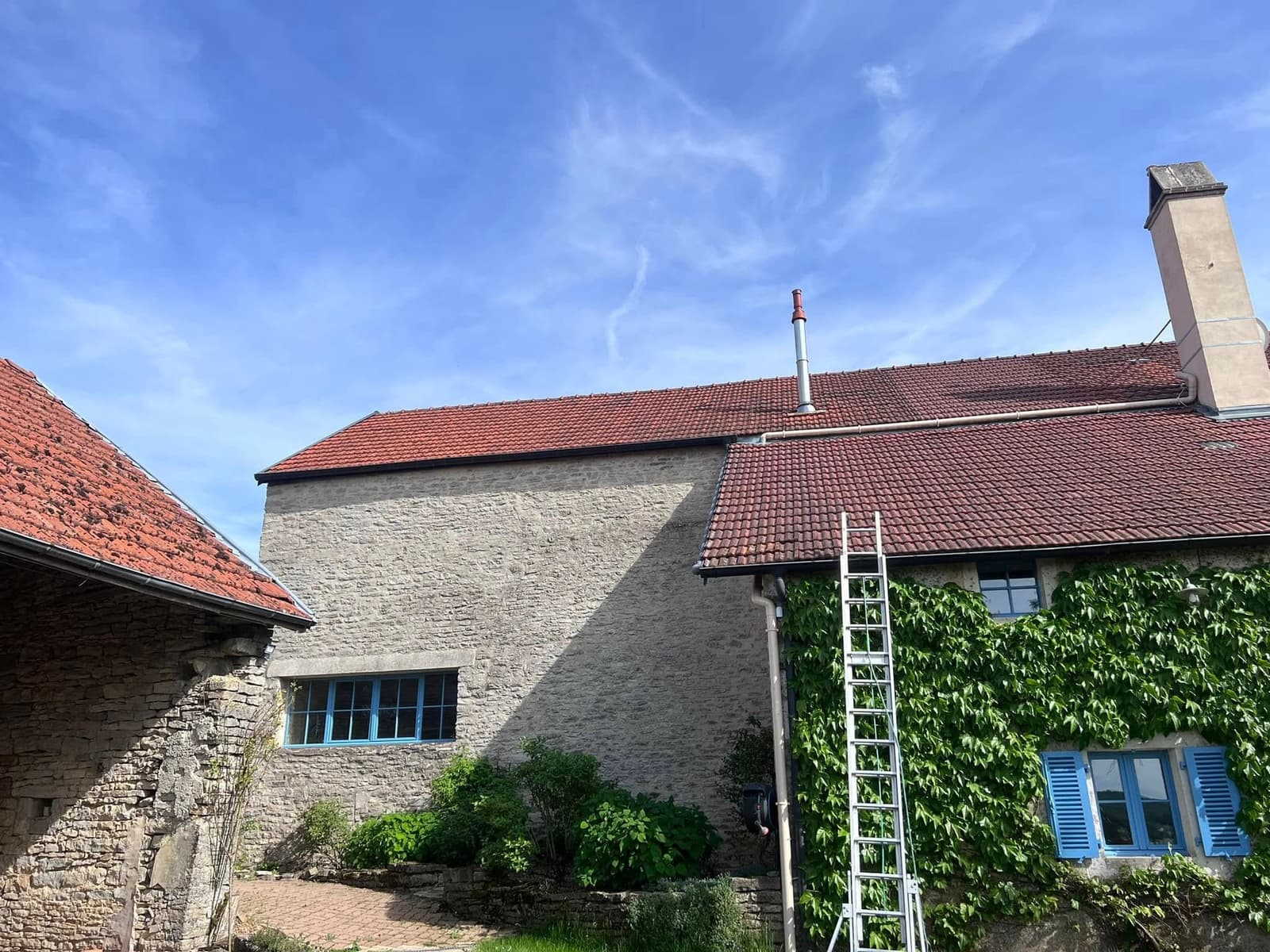 Réfection de toiture d’une maison et d’une grange à Pasques, par MS Couverture Zinguerie, vue 4 sur 9