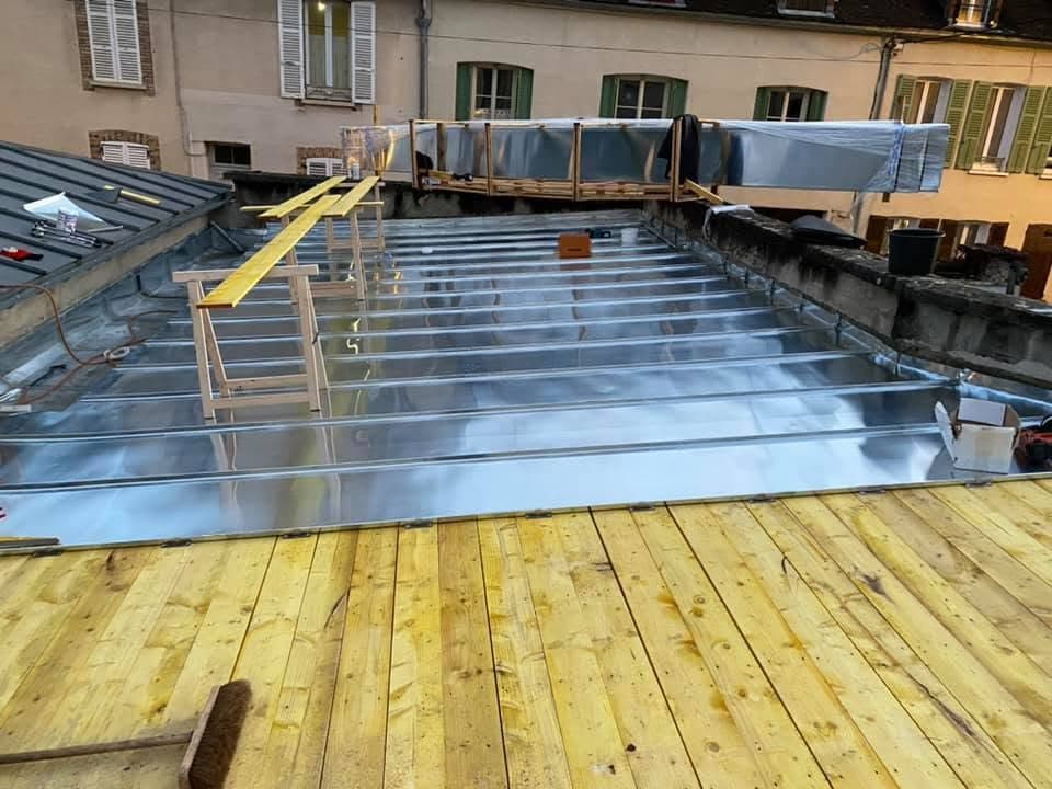 Rénovation d’un garage en zinc joint debout à Sens, par MS Couverture Zinguerie, vue 4 sur 6