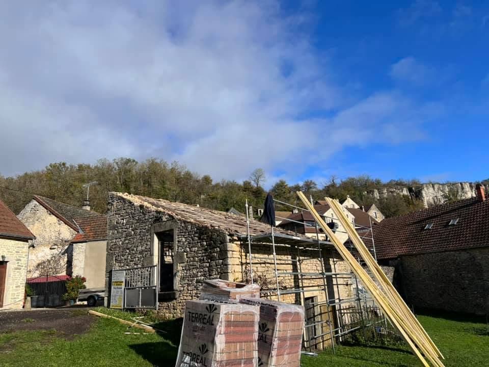 Rénovation d’une dépendance de ferme à Orches, par MS Couverture Zinguerie, vue 2 sur 8