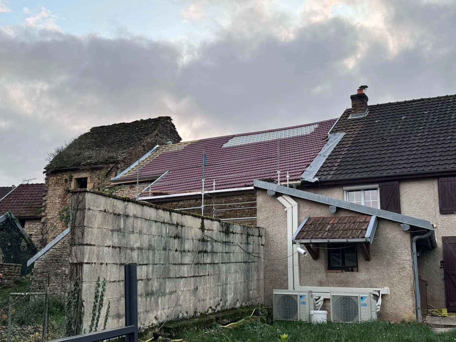 Rénovation d’une grange à Saint-Hélier, par MS Couverture Zinguerie, vue 3 sur 7