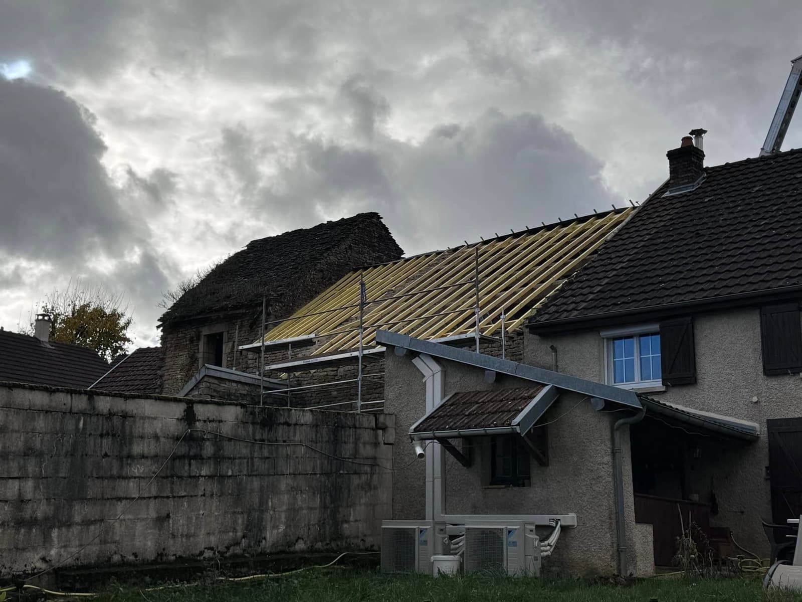 Rénovation d’une grange à Saint-Hélier, par MS Couverture Zinguerie, vue 4 sur 7