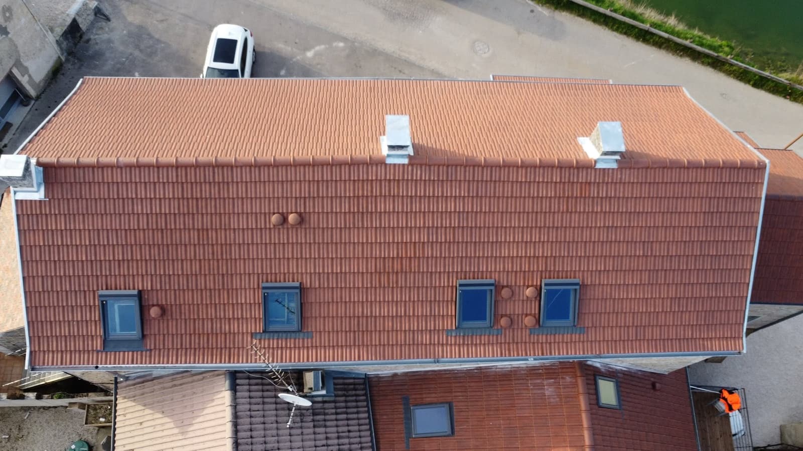 Rénovation de toiture en tuile Côte de Nuits à Fleurey-sur-Ouche, par MS Couverture Zinguerie, vue 7 sur 9