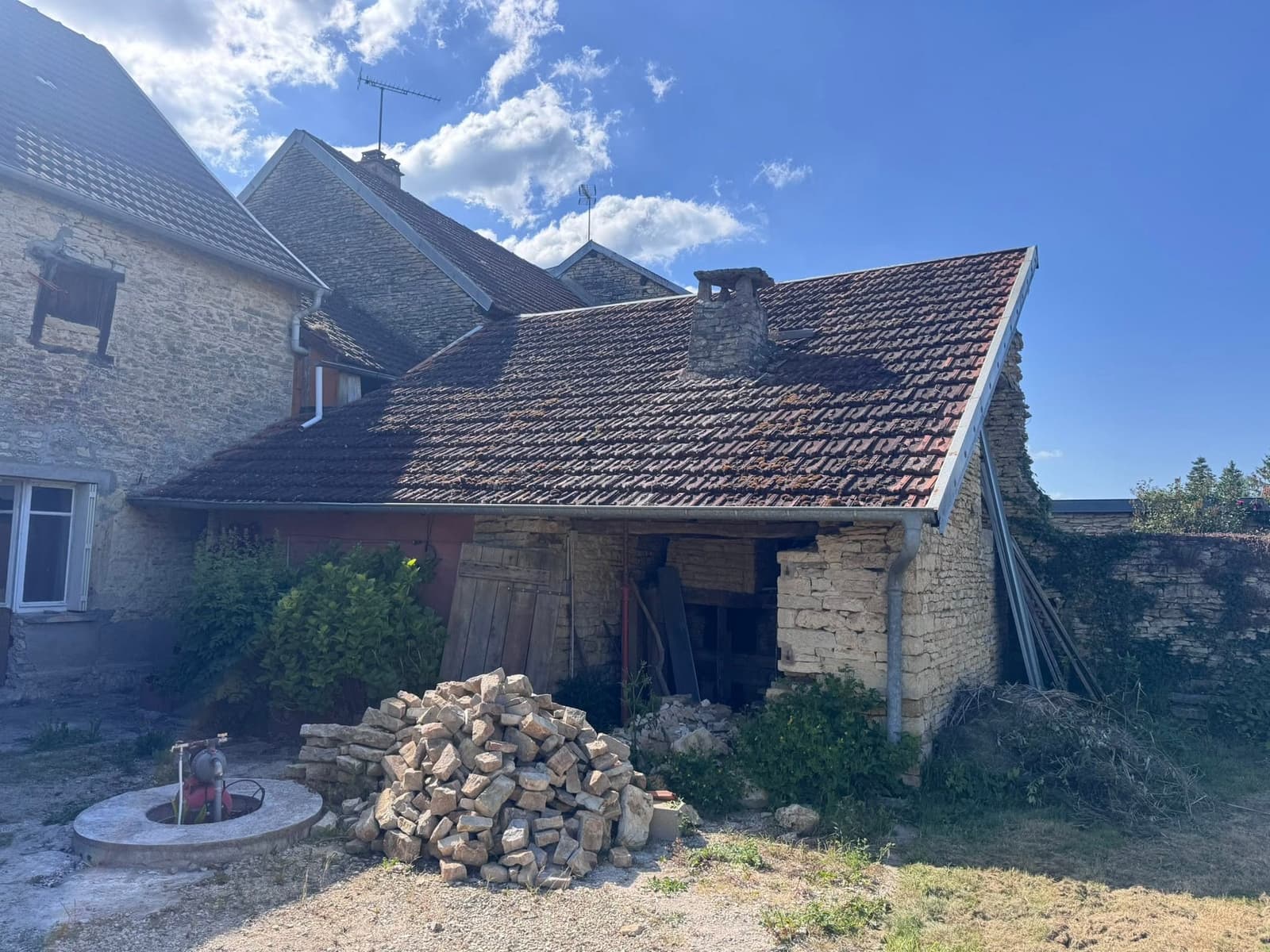 Rénovation de toiture en tuile Côte de Nuits à Fontenelle, par MS Couverture Zinguerie, vue 2 sur 7