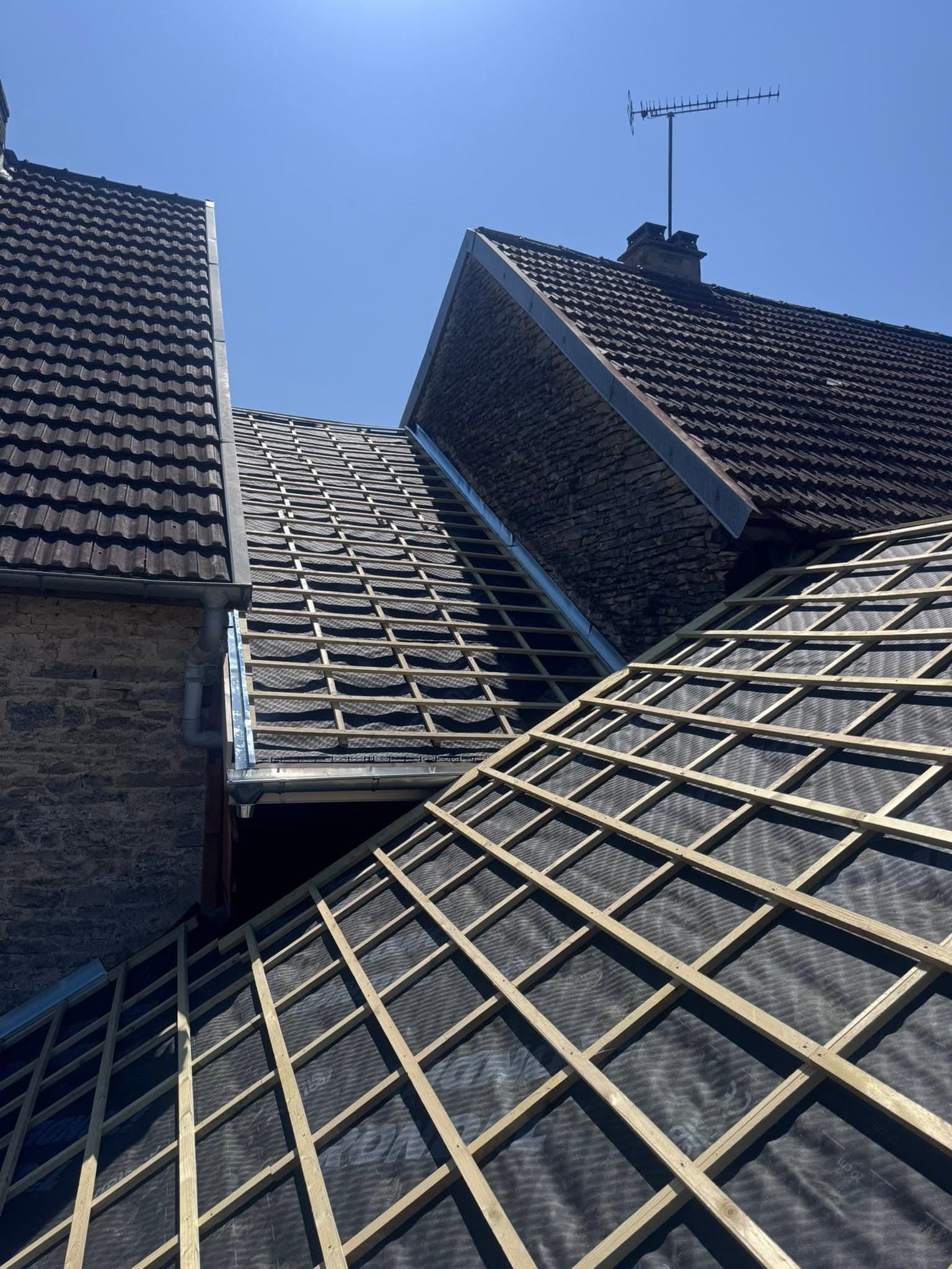 Rénovation de toiture en tuile Côte de Nuits à Fontenelle, par MS Couverture Zinguerie, vue 3 sur 7