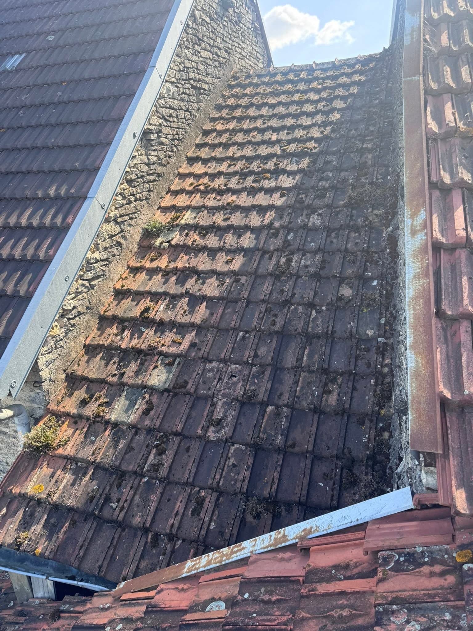 Rénovation de toiture en tuile Côte de Nuits à Fontenelle, par MS Couverture Zinguerie, vue 4 sur 7