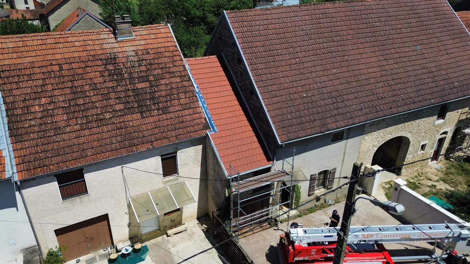 Rénovation de toiture en tuile Côte de Nuits à Fontenelle, par MS Couverture Zinguerie, vue 5 sur 7