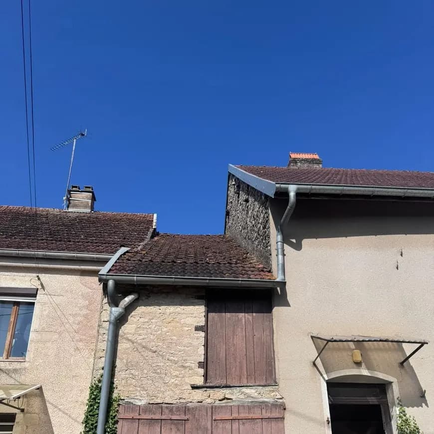 Rénovation de toiture en tuile Côte de Nuits à Fontenelle, par MS Couverture Zinguerie, vue 6 sur 7