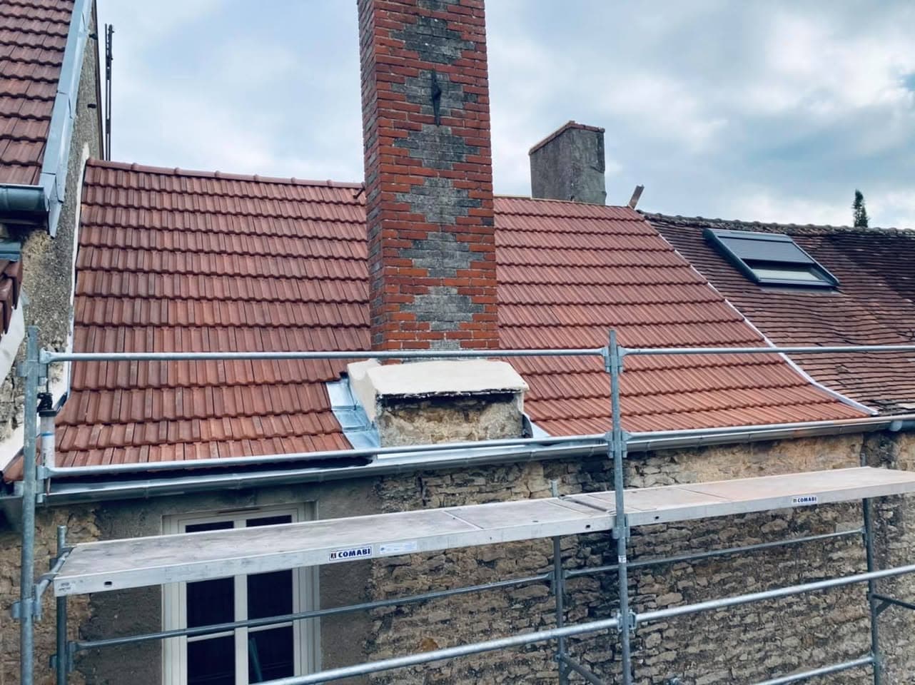 Rénovation de toiture en tuile Côte de Nuits à Marsannay-la-Côte, par MS Couverture Zinguerie, vue 5 sur 6