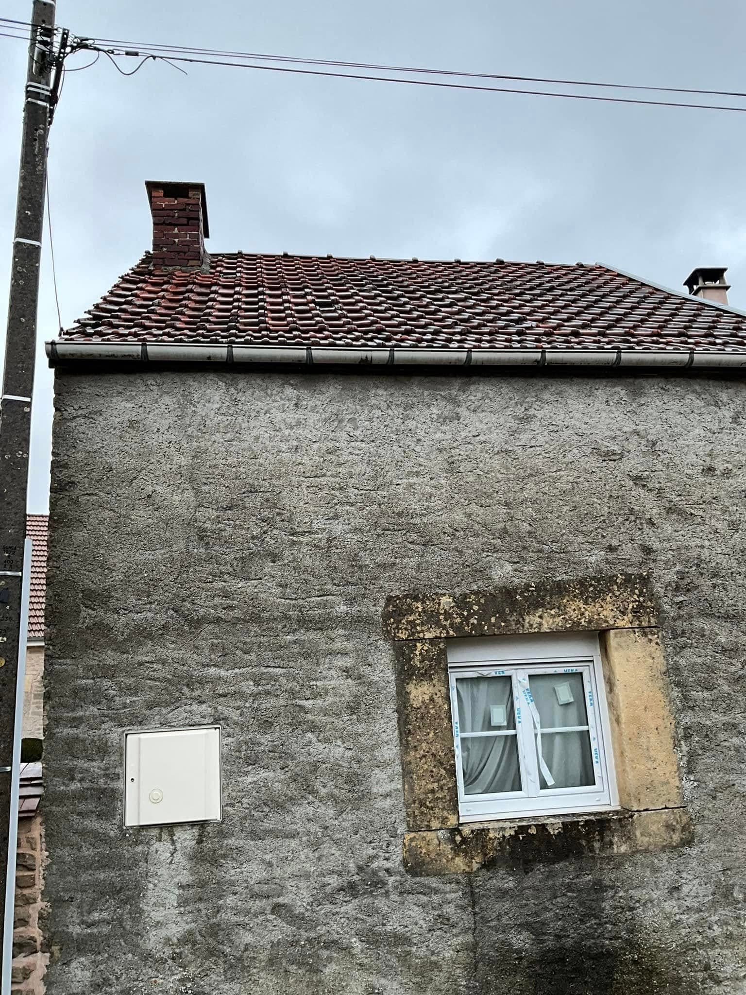 Rénovation de toiture en tuile Côte de Nuits à Saint-Martin-du-Mont, par MS Couverture Zinguerie, vue 2 sur 5