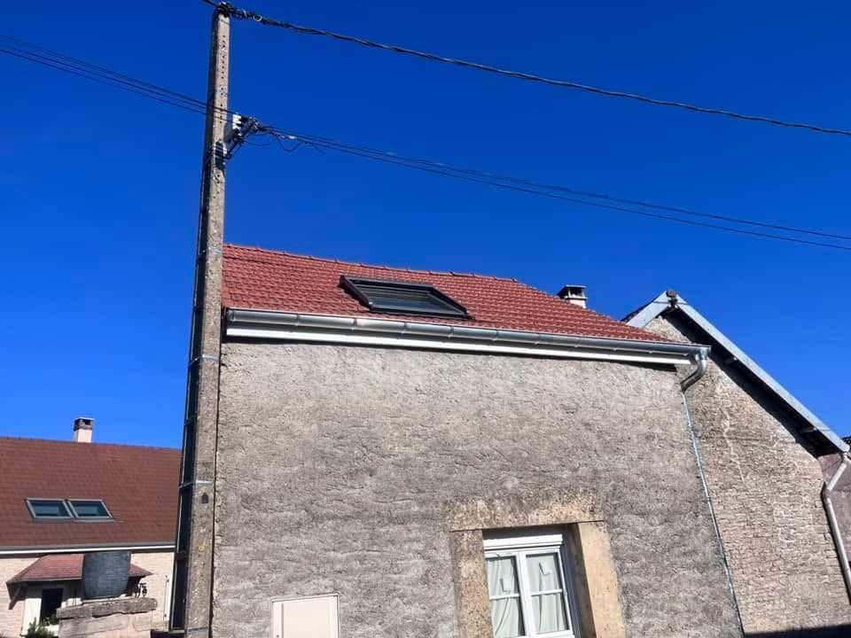 Rénovation de toiture en tuile Côte de Nuits à Saint-Martin-du-Mont, par MS Couverture Zinguerie, vue 3 sur 5
