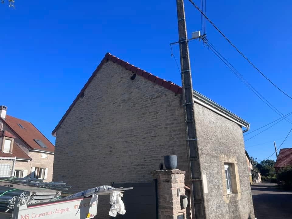 Rénovation de toiture en tuile Côte de Nuits à Saint-Martin-du-Mont, par MS Couverture Zinguerie, vue 4 sur 5