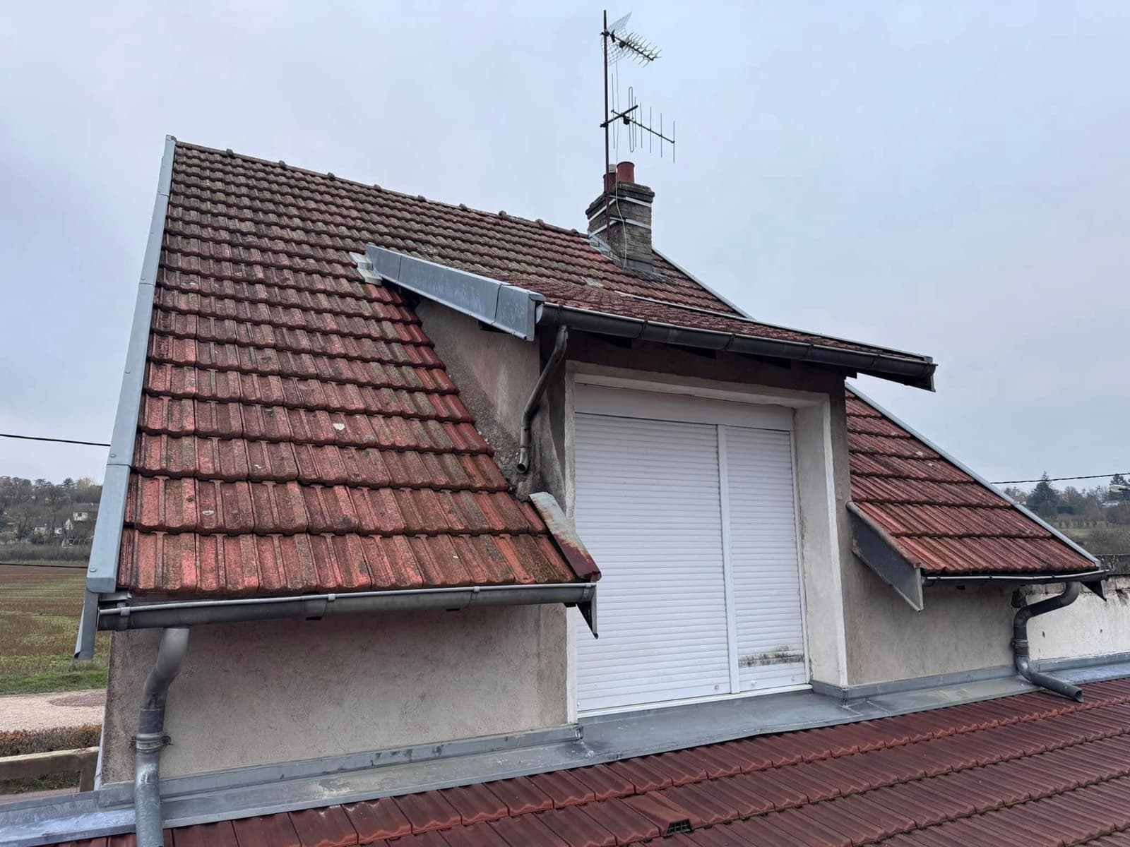 Rénovation de toiture en tuile Côte de Nuits à Sainte-Marie-sur-Ouche, par MS Couverture Zinguerie, vue 3 sur 6