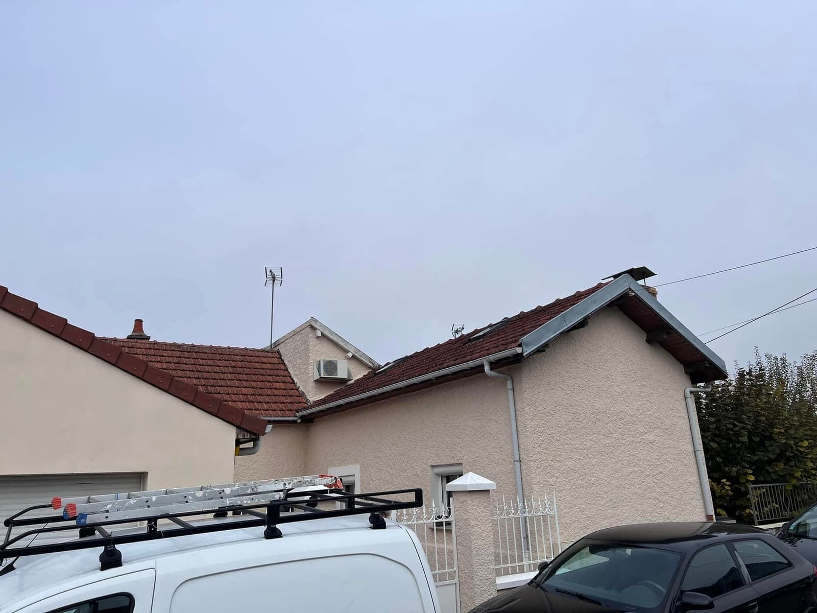 Rénovation de toiture en tuile Giverny à Dijon, par MS Couverture Zinguerie, vue 3 sur 6