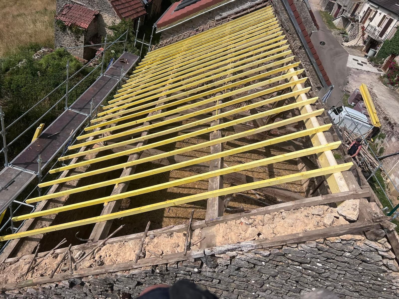 Rénovation de toiture en tuile losangée à Massingy-lès-Vitteaux, par MS Couverture Zinguerie, vue 2 sur 7