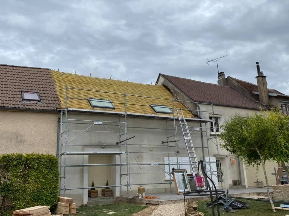 Rénovation de toiture en tuiles plates à Chablis, par MS Couverture Zinguerie, vue 4 sur 10