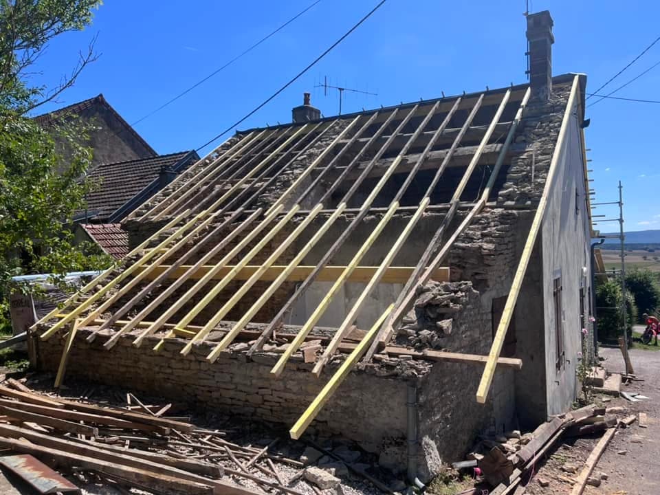 Rénovation de toiture et charpente à Mâlain, par MS Couverture Zinguerie, vue 4 sur 8