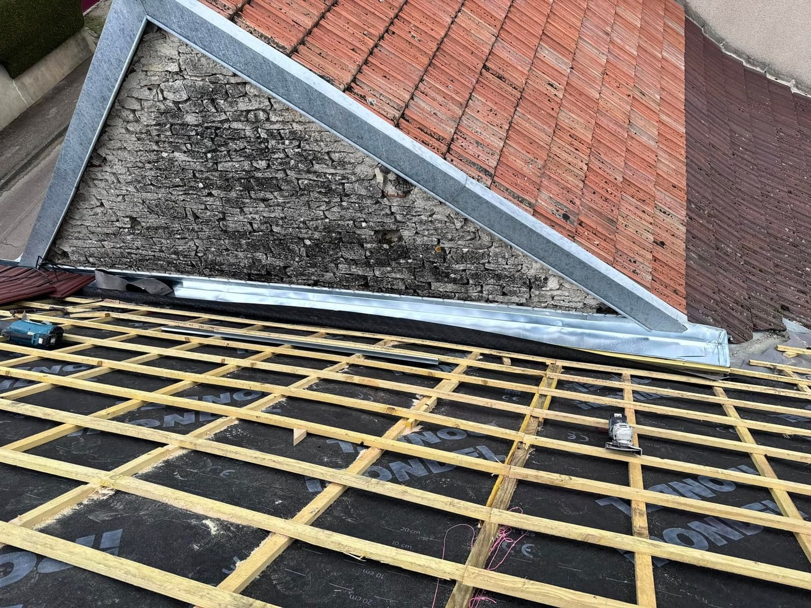 Rénovation de toiture et chevronnage à Saint-Julien, par MS Couverture Zinguerie, vue 5 sur 7