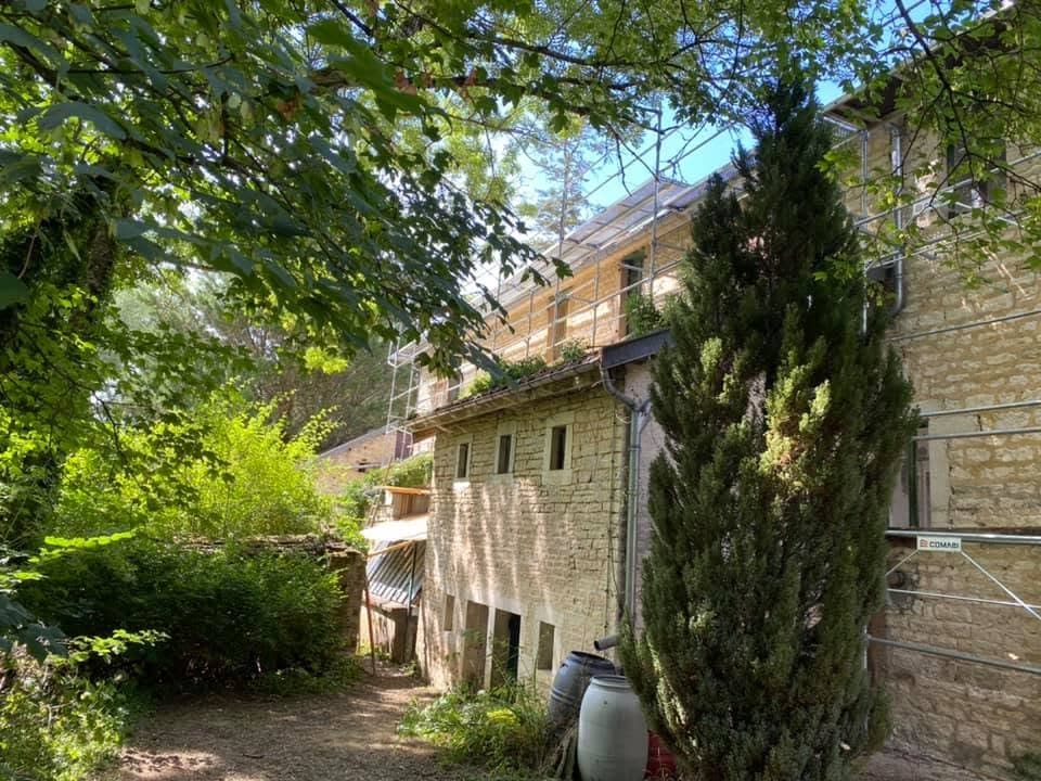 Rénovation en tuile mécanique dans la Vallée de l’Ouche, par MS Couverture Zinguerie, vue 3 sur 5
