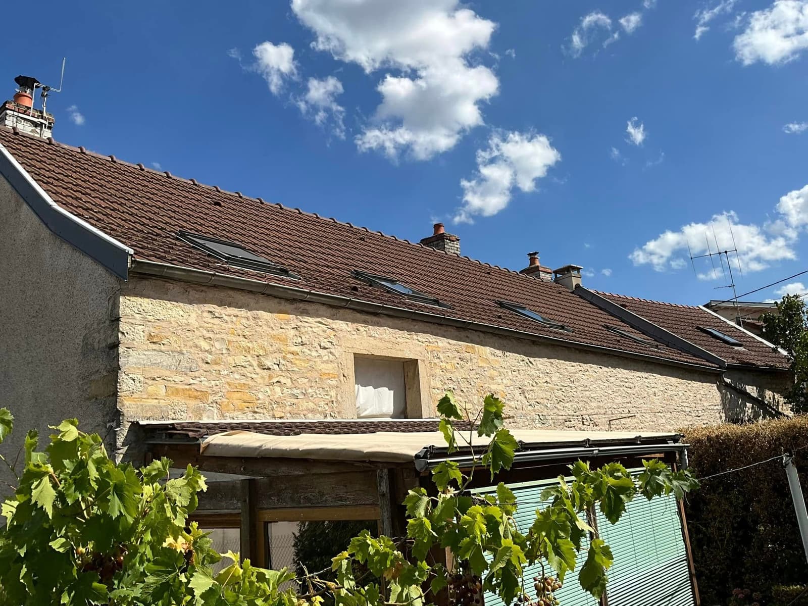 Rénovation et isolation de toiture à Corcelles-les-Monts, par MS Couverture Zinguerie, vue 2 sur 6