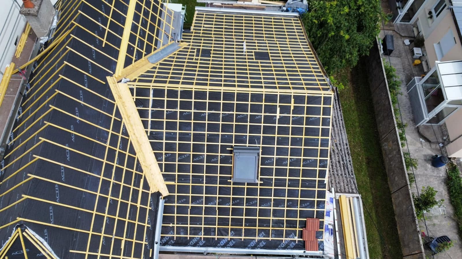 Rénovation et isolation de toiture en tuile Côte de Nuits à Dijon, par MS Couverture Zinguerie, vue 4 sur 6