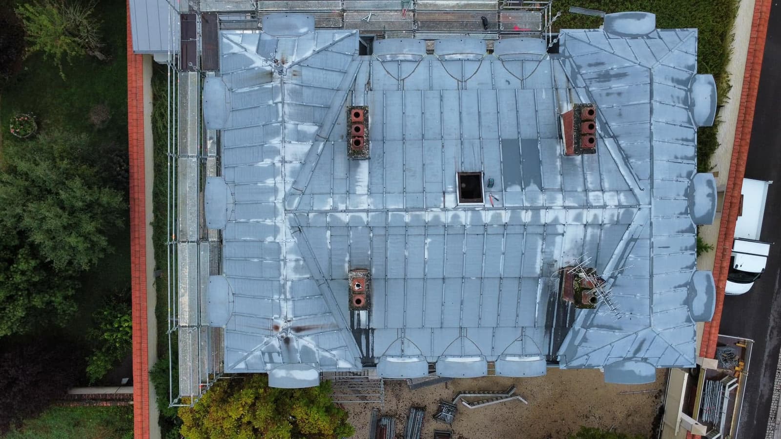 Toiture de la Caisse d’Épargne de Châtillon-sur-Seine, par MS Couverture Zinguerie, vue 2 sur 11