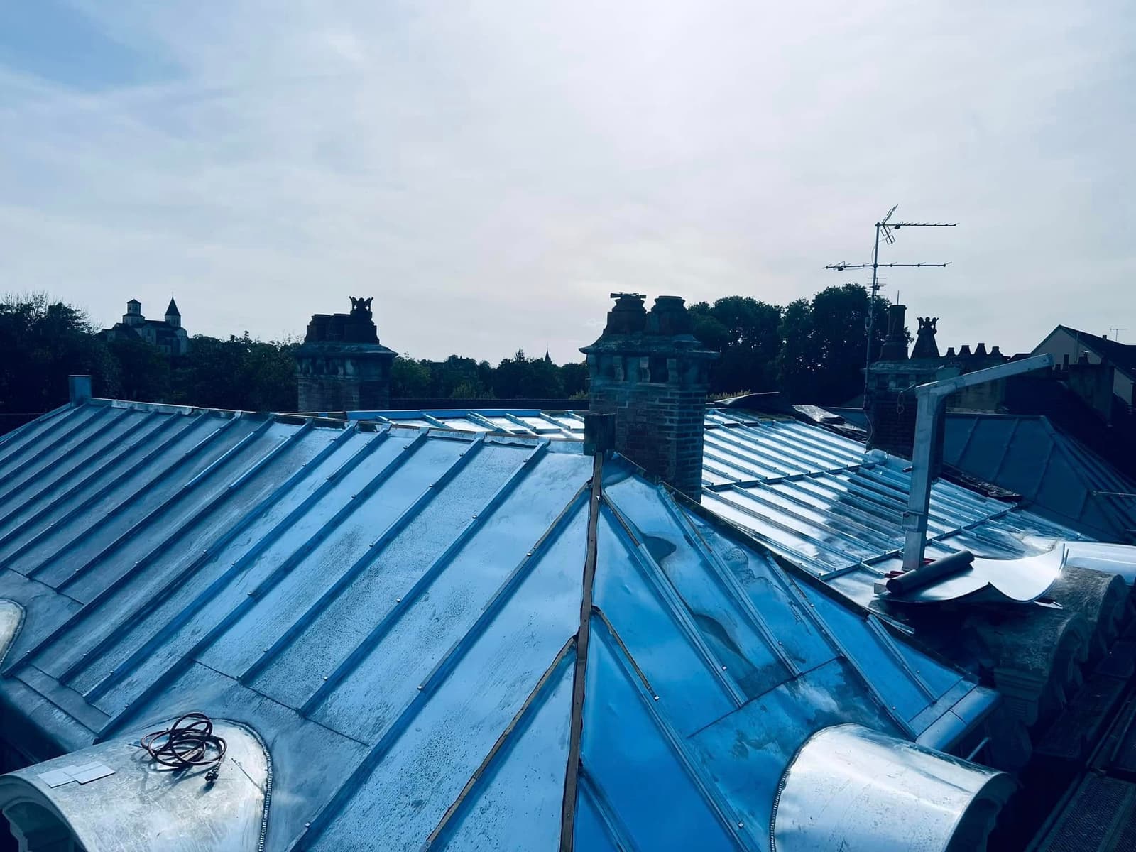 Toiture de la Caisse d’Épargne de Châtillon-sur-Seine, par MS Couverture Zinguerie, vue 3 sur 11