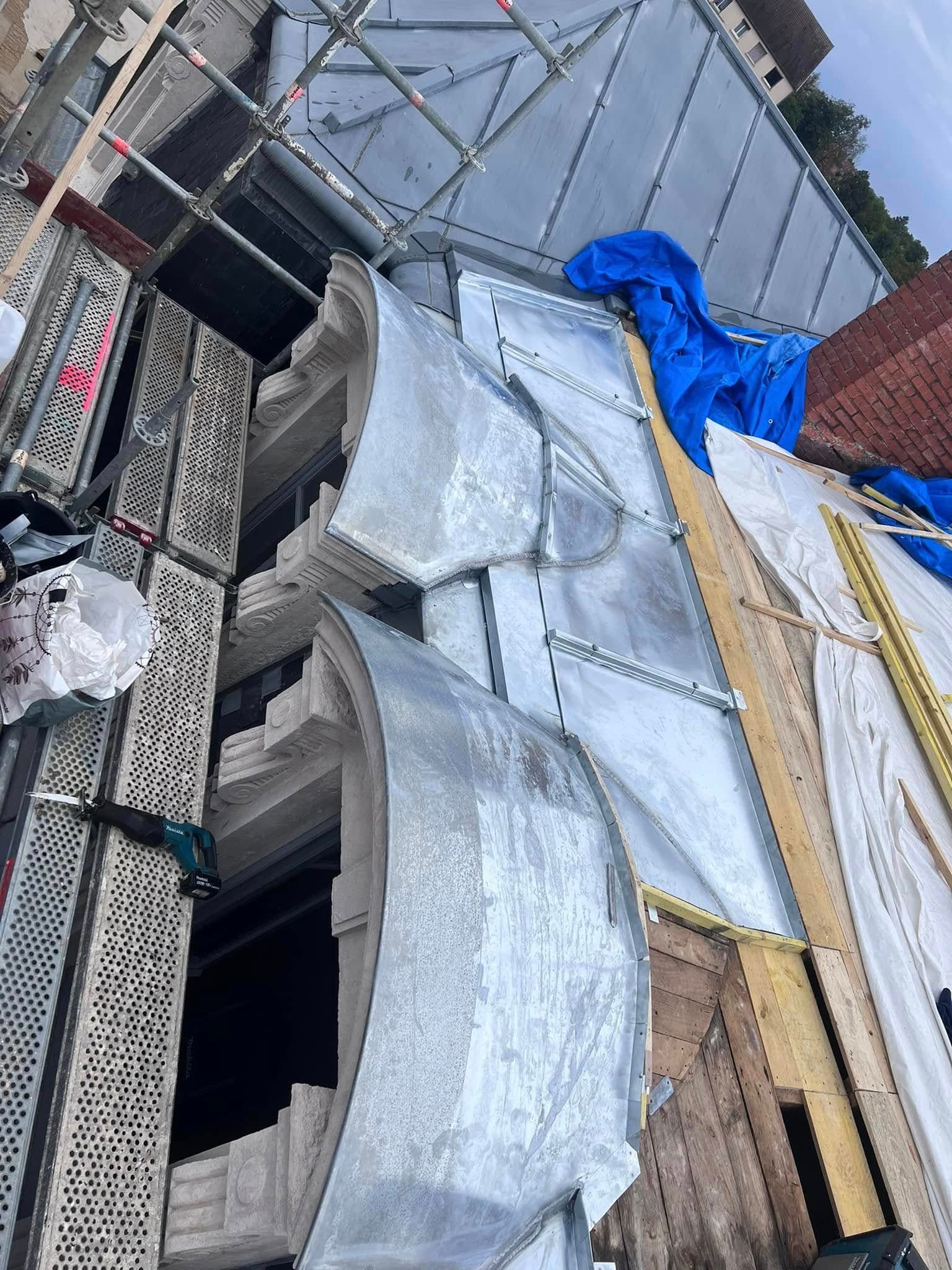Toiture de la Caisse d’Épargne de Châtillon-sur-Seine, par MS Couverture Zinguerie, vue 4 sur 11