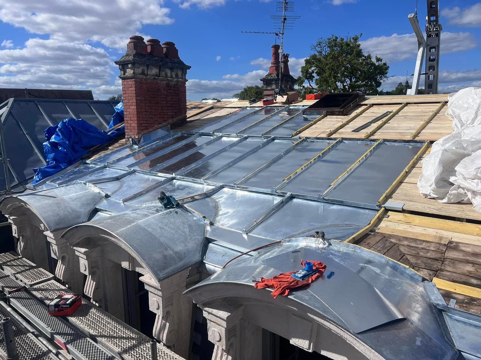 Toiture de la Caisse d’Épargne de Châtillon-sur-Seine, par MS Couverture Zinguerie, vue 5 sur 11