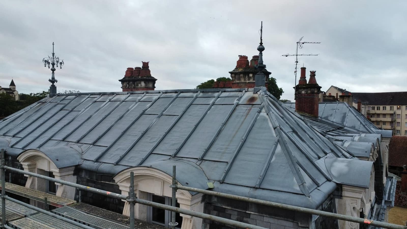 Toiture de la Caisse d’Épargne de Châtillon-sur-Seine, par MS Couverture Zinguerie, vue 6 sur 11