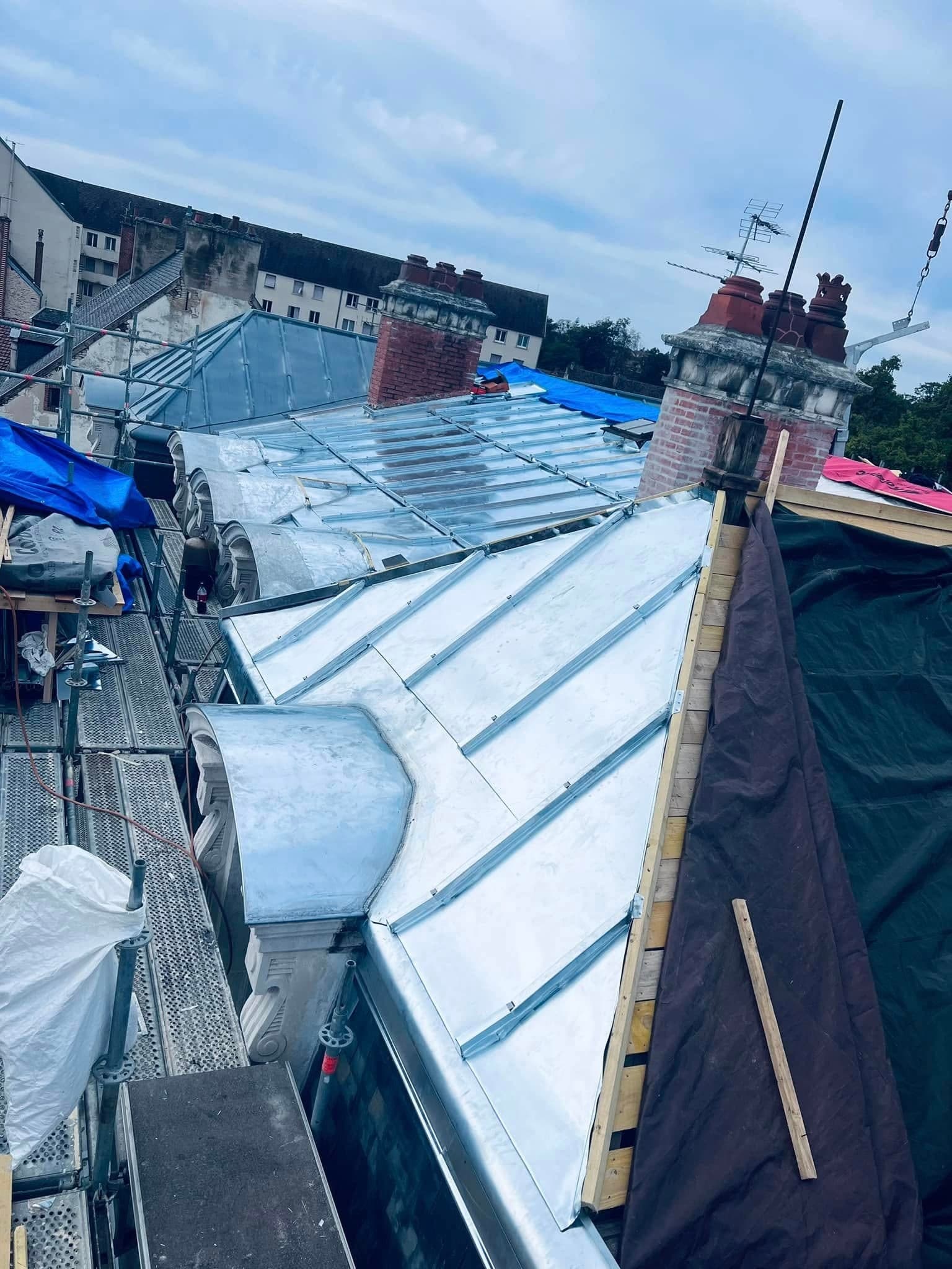 Toiture de la Caisse d’Épargne de Châtillon-sur-Seine, par MS Couverture Zinguerie, vue 7 sur 11