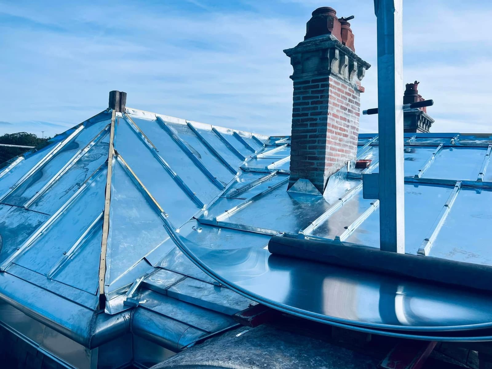 Toiture de la Caisse d’Épargne de Châtillon-sur-Seine, par MS Couverture Zinguerie, vue 8 sur 11