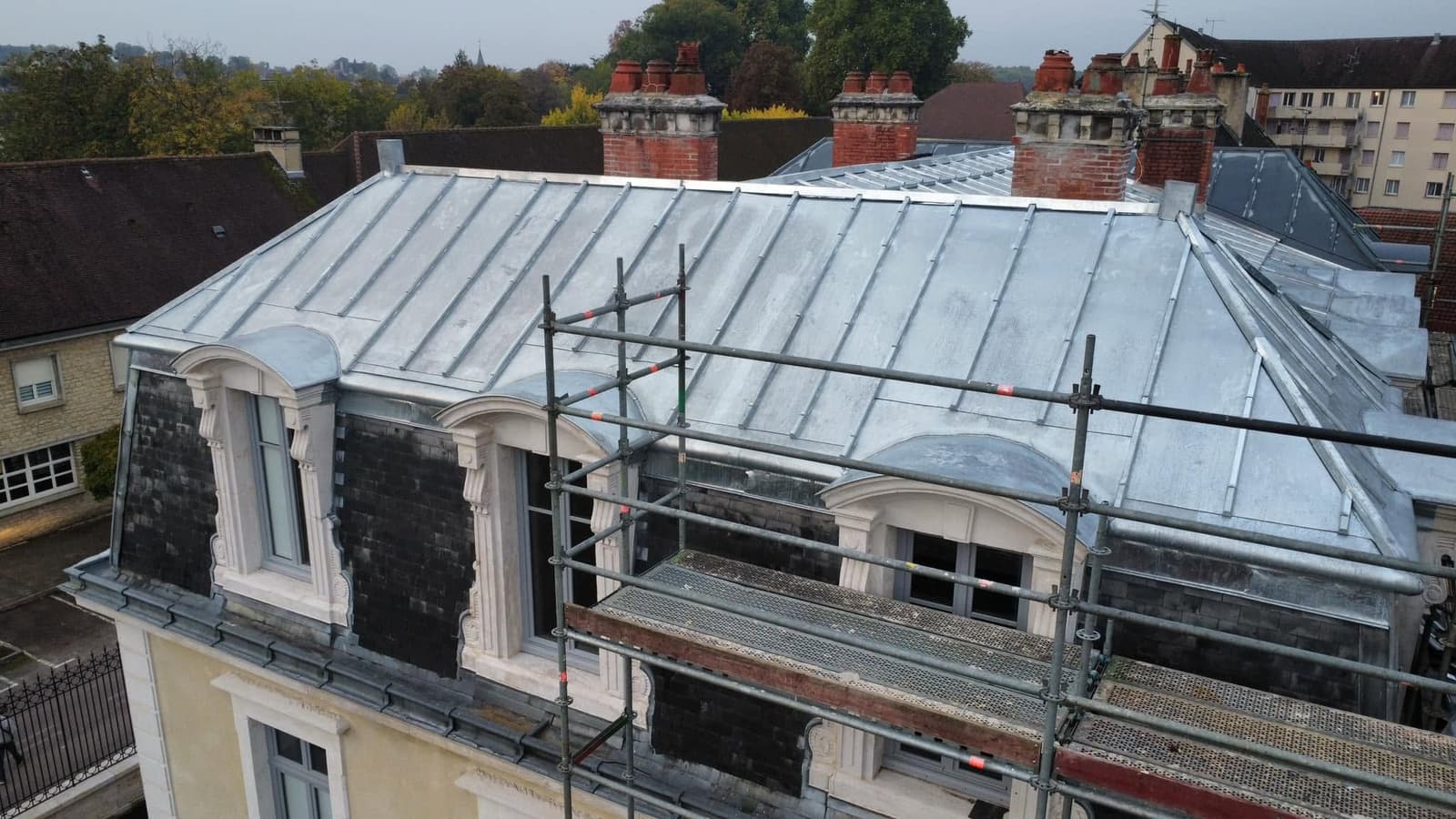 Toiture de la Caisse d’Épargne de Châtillon-sur-Seine, par MS Couverture Zinguerie, vue 9 sur 11