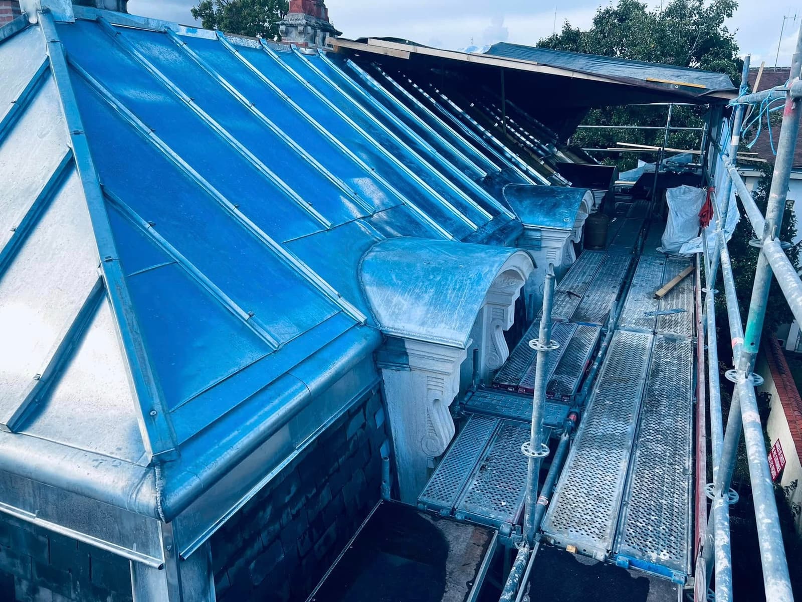 Toiture de la Caisse d’Épargne de Châtillon-sur-Seine, par MS Couverture Zinguerie, vue 10 sur 11