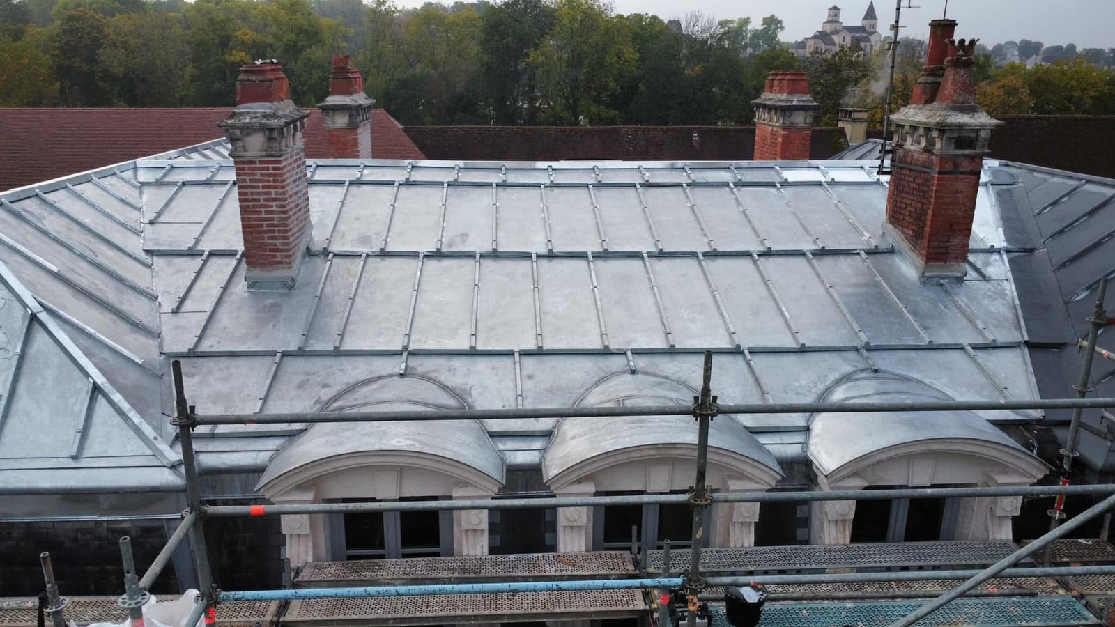 Toiture de la Caisse d’Épargne de Châtillon-sur-Seine, par MS Couverture Zinguerie, vue 11 sur 11