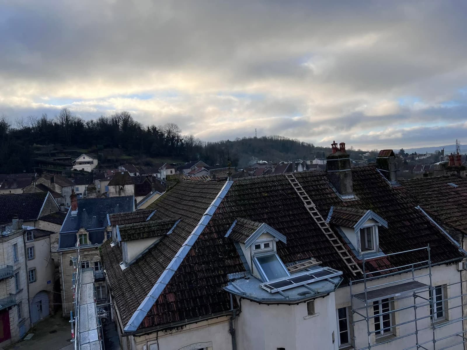 Toiture de la Caisse d’Épargne de Jussey, par MS Couverture Zinguerie, vue 2 sur 6