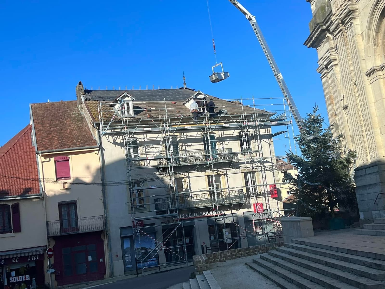Toiture de la Caisse d’Épargne de Jussey, par MS Couverture Zinguerie, vue 3 sur 6