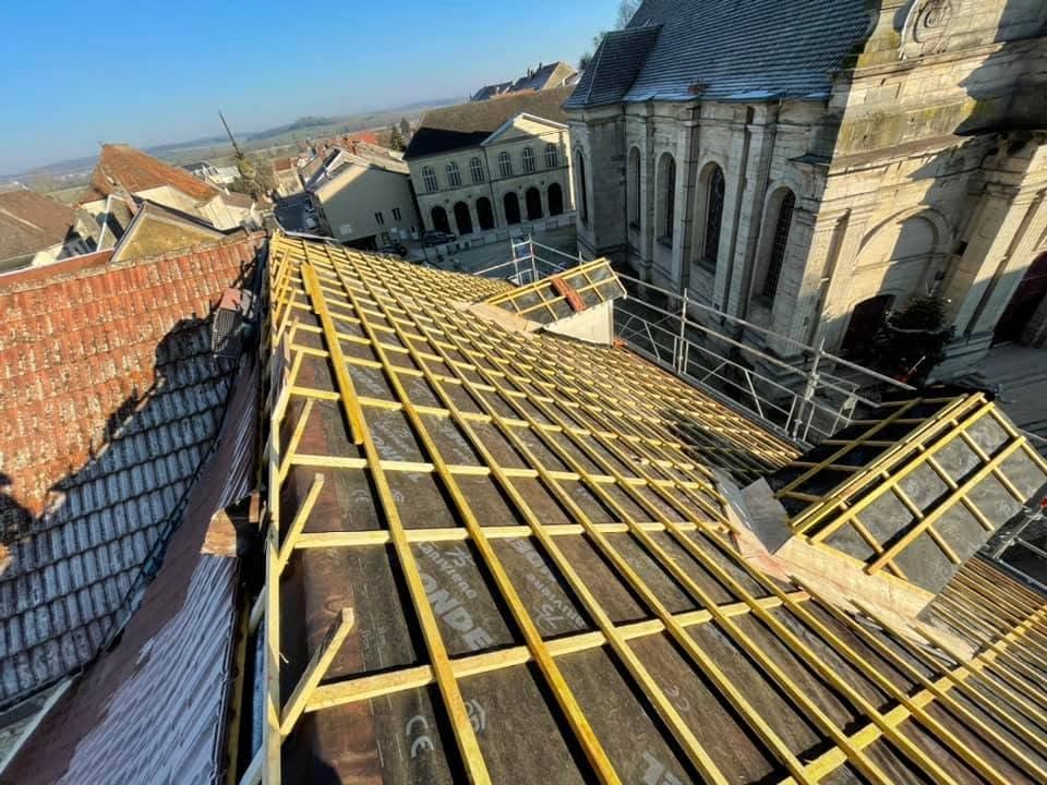 Toiture de la Caisse d’Épargne de Jussey, par MS Couverture Zinguerie, vue 4 sur 6
