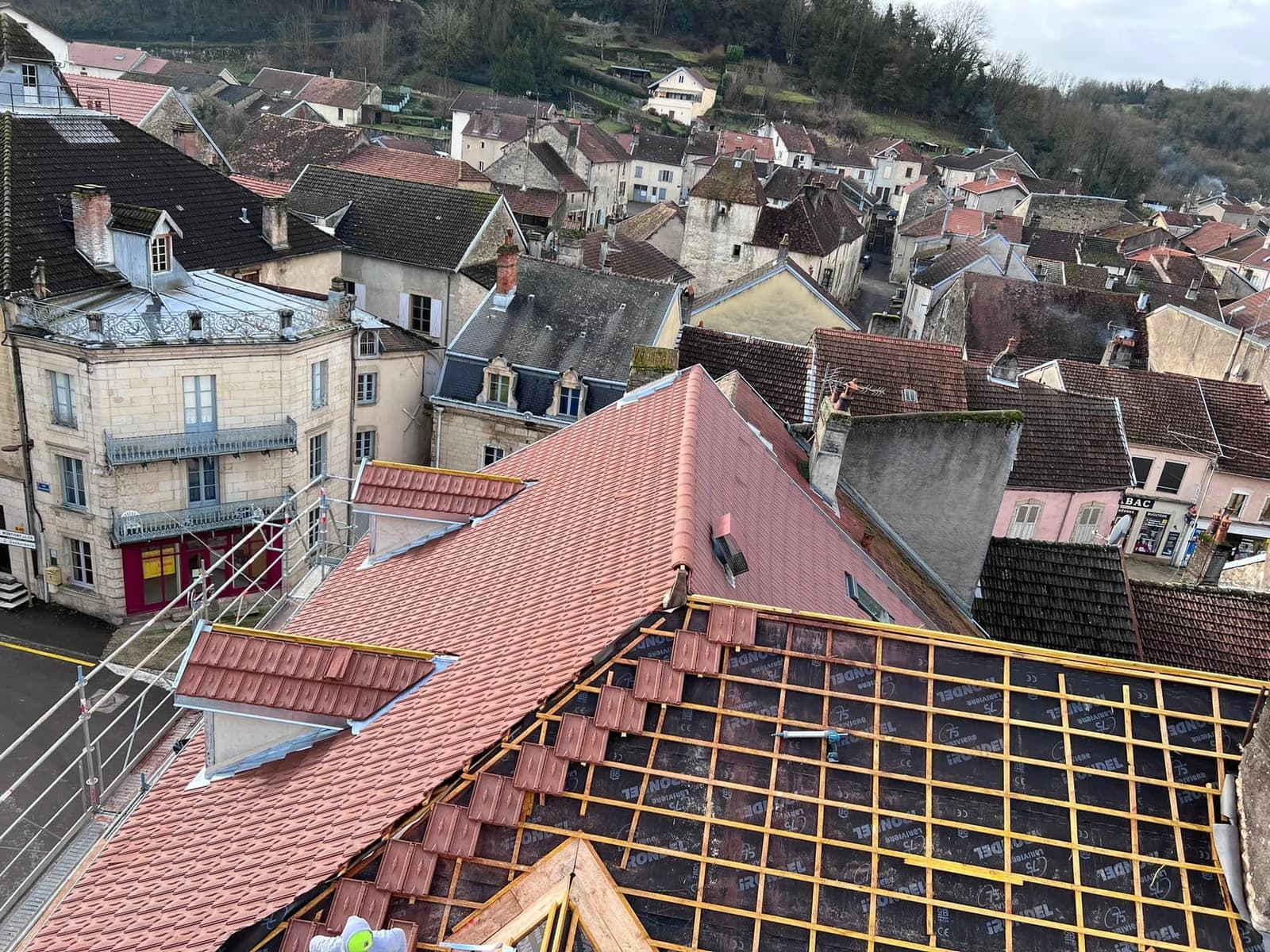 Toiture de la Caisse d’Épargne de Jussey, par MS Couverture Zinguerie, vue 5 sur 6