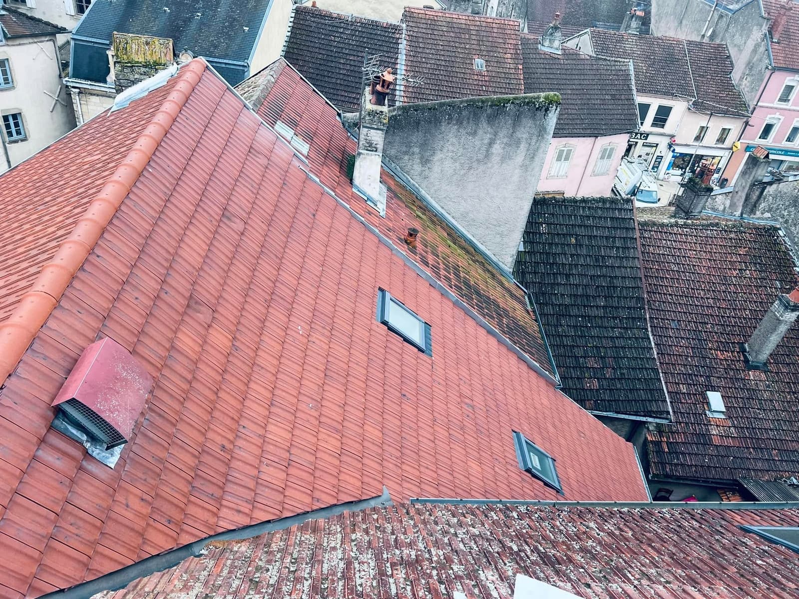 Toiture de la Caisse d’Épargne de Jussey, par MS Couverture Zinguerie, vue 6 sur 6