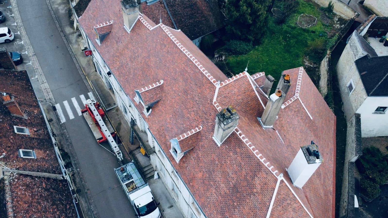 Toiture de la Caisse d’Épargne de Vermenton, par MS Couverture Zinguerie, vue 2 sur 13