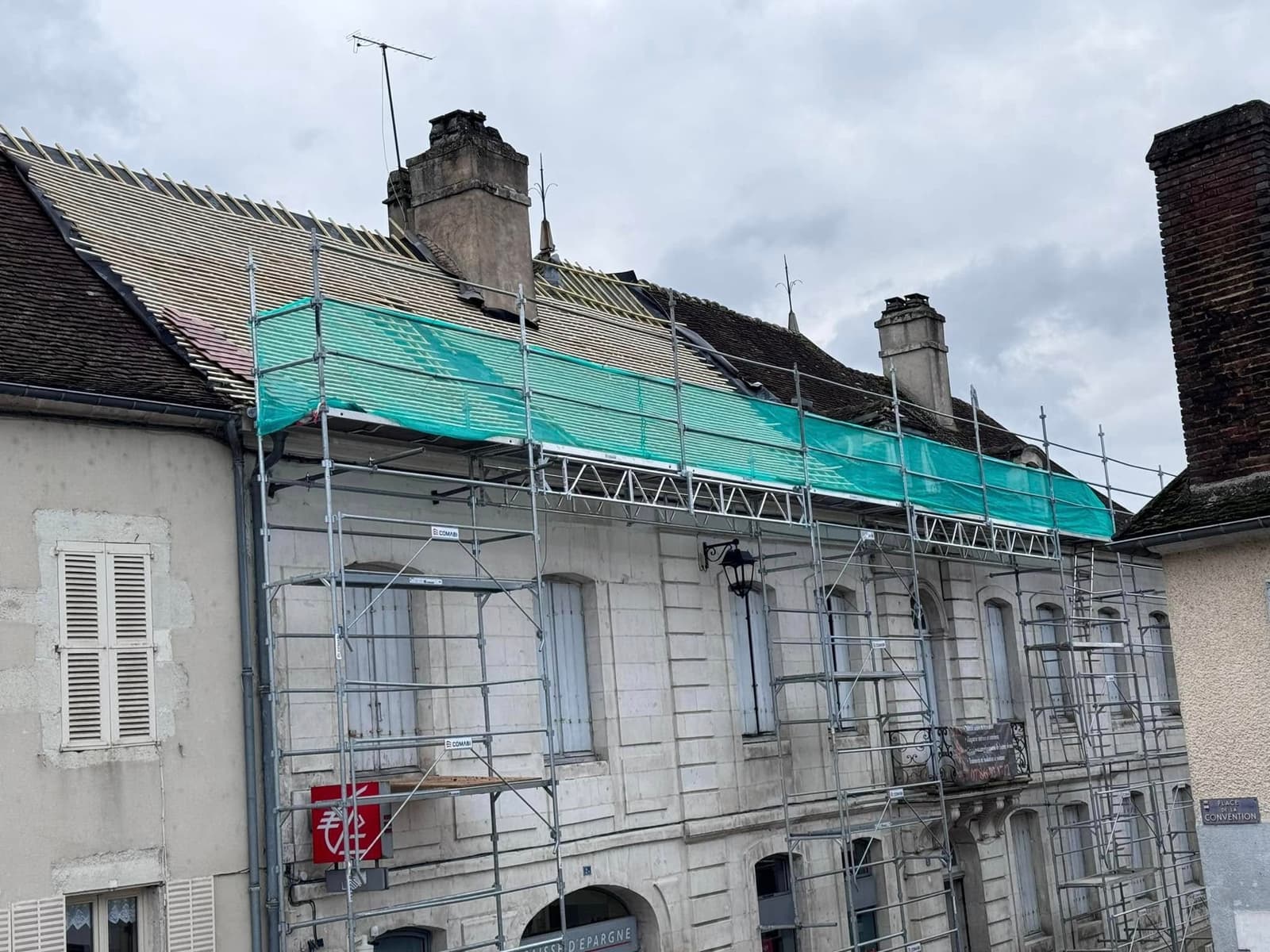 Toiture de la Caisse d’Épargne de Vermenton, par MS Couverture Zinguerie, vue 3 sur 13