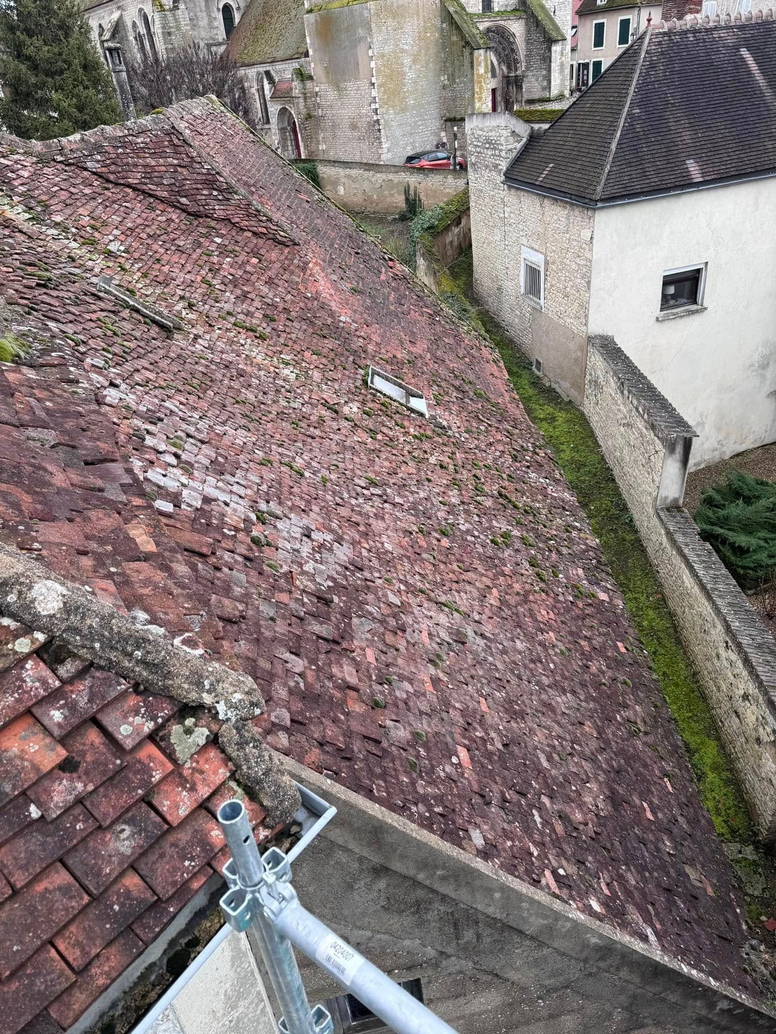Toiture de la Caisse d’Épargne de Vermenton, par MS Couverture Zinguerie, vue 4 sur 13