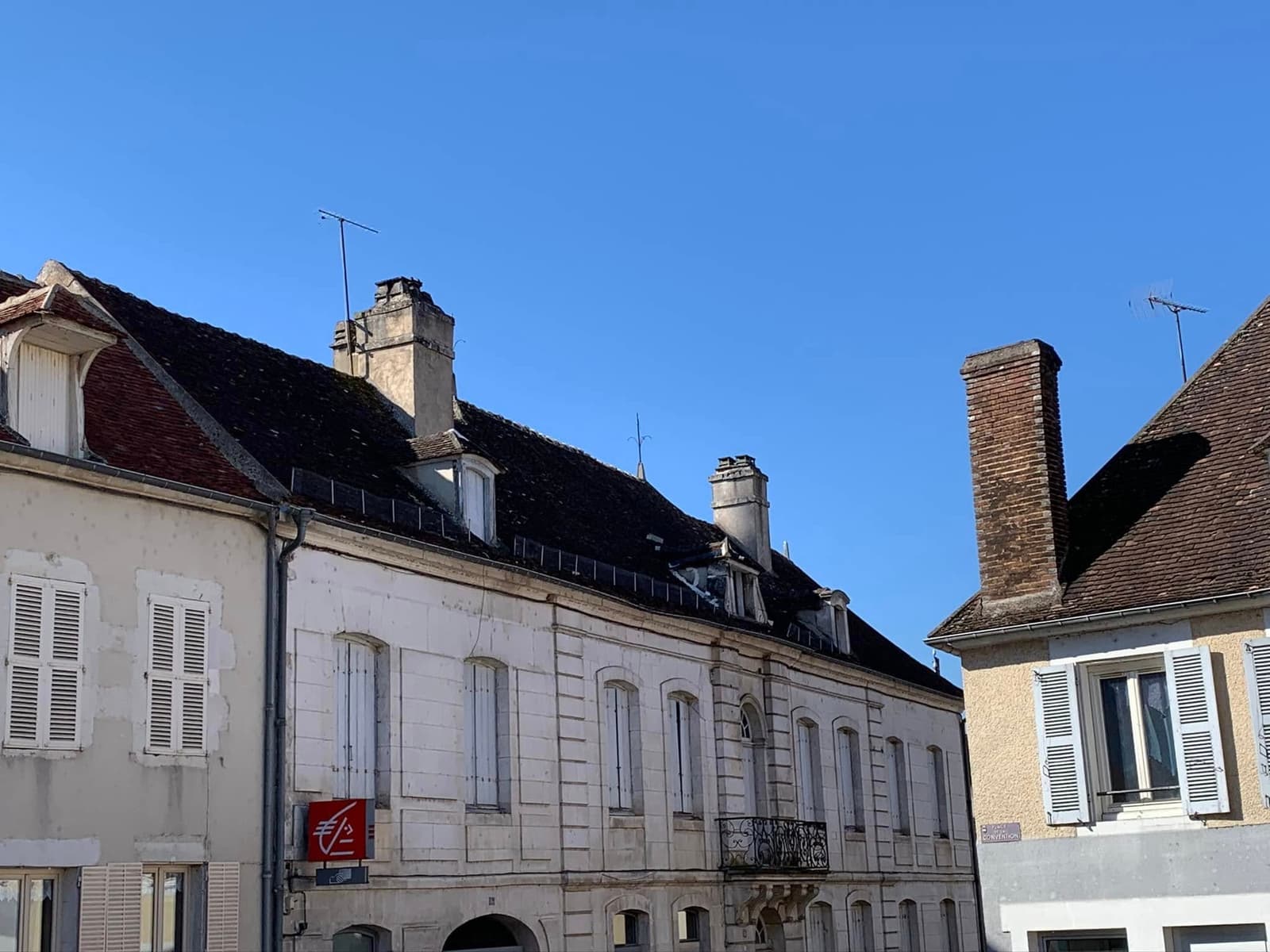 Toiture de la Caisse d’Épargne de Vermenton, par MS Couverture Zinguerie, vue 5 sur 13