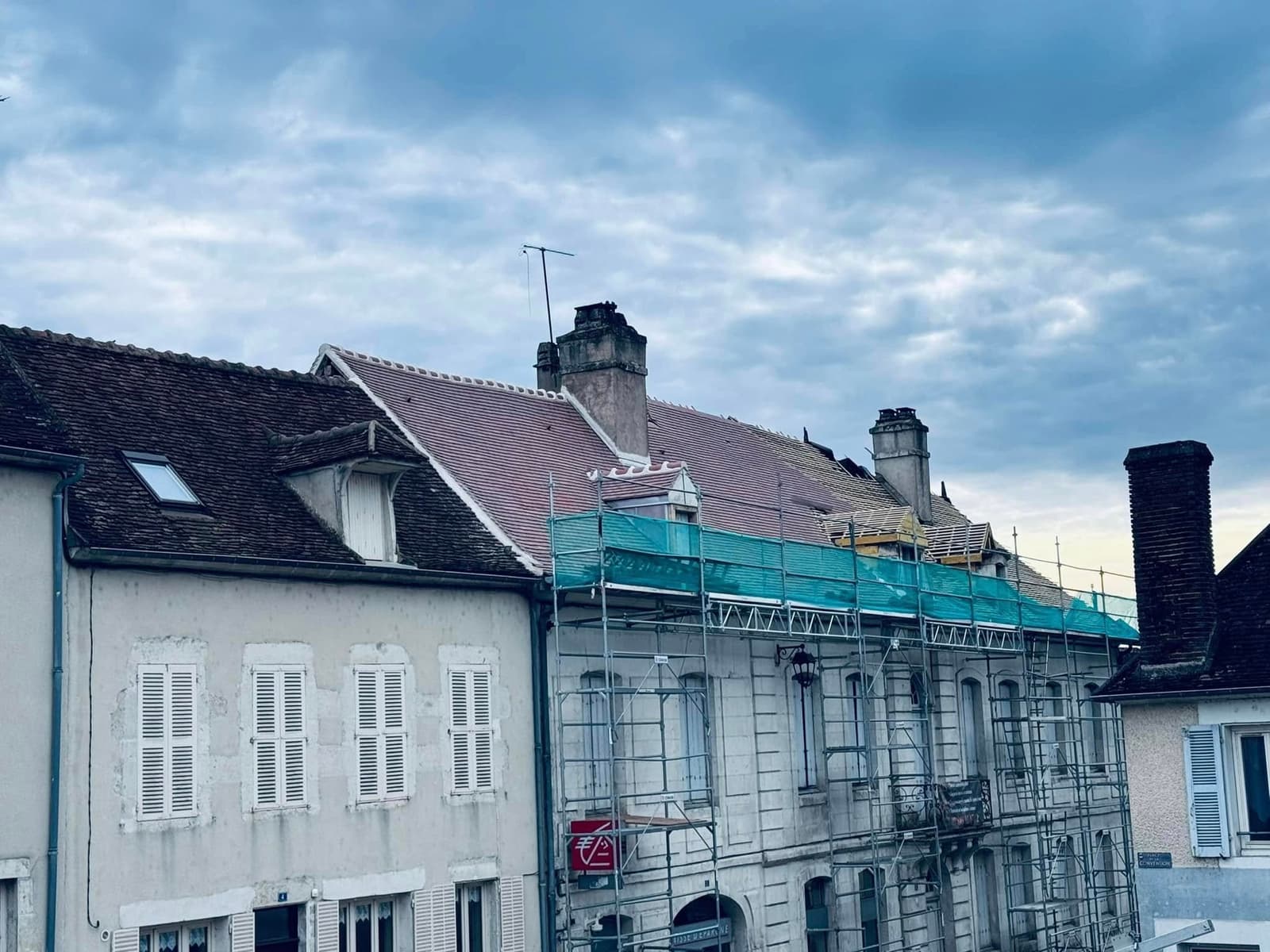 Toiture de la Caisse d’Épargne de Vermenton, par MS Couverture Zinguerie, vue 7 sur 13